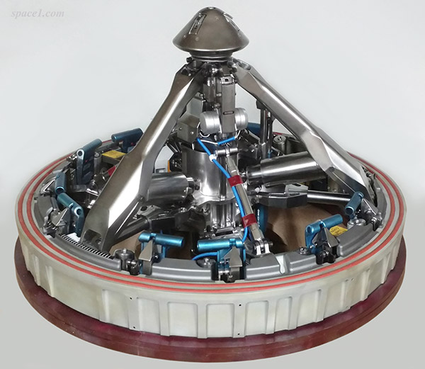 Apollo_docking_ring_and_docking_probe_model_600a