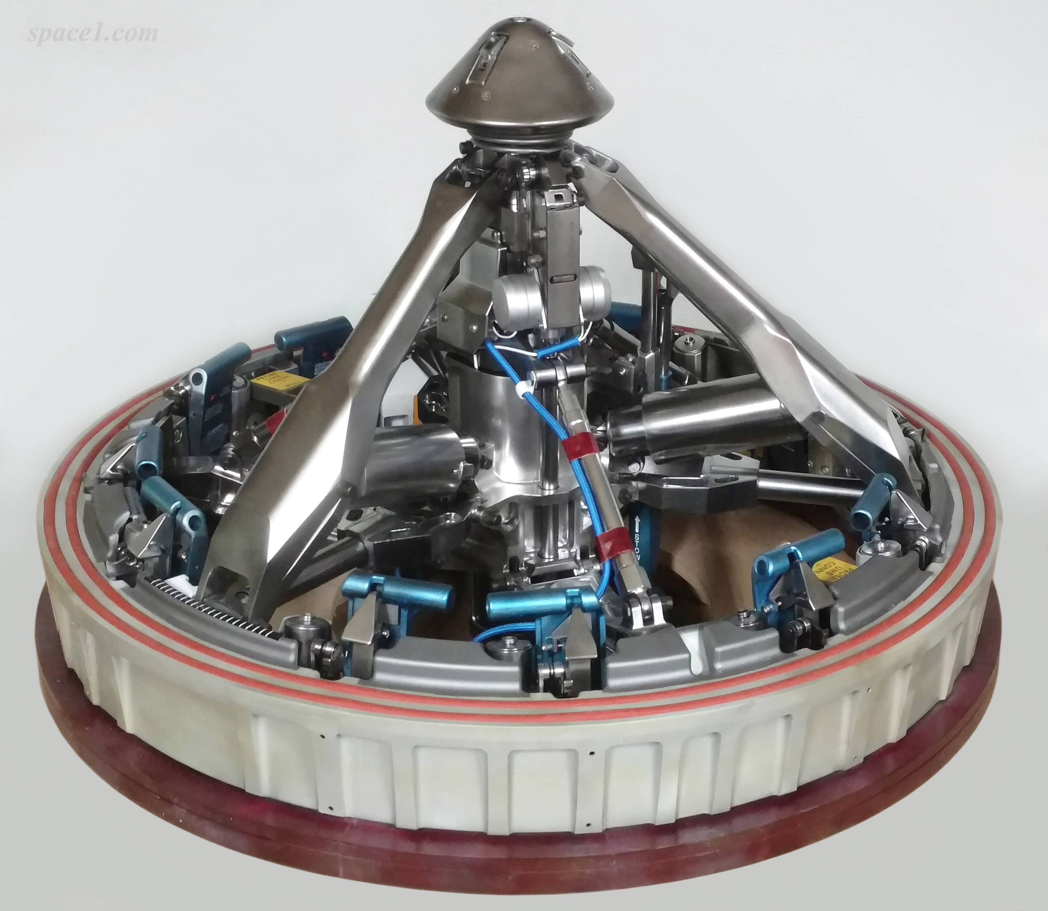 Apollo_docking_ring_and_docking_probe_model_a